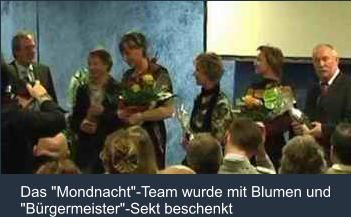 Das "Mondnacht"-Team wurde mit Blumen und  "Bürgermeister"-Sekt beschenkt