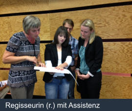 Regisseurin (r.) mit Assistenz
